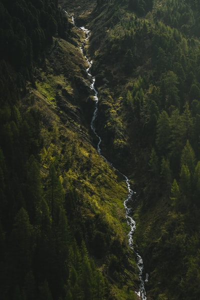 水落在绿色和棕色的山脉中间